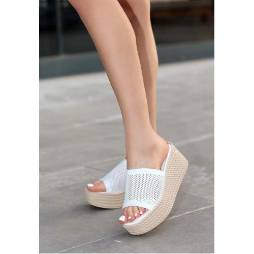 Beyaz Triko Dolgu Topuk Terlik Beyaz Triko Dolgu Topuk Terlik