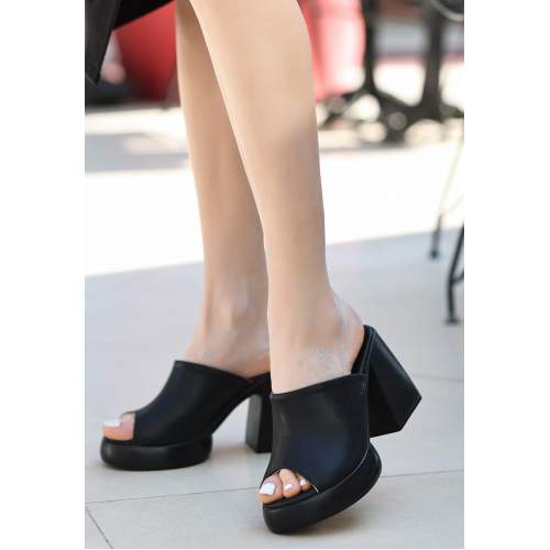 Siyah Cilt Topuklu Terlik